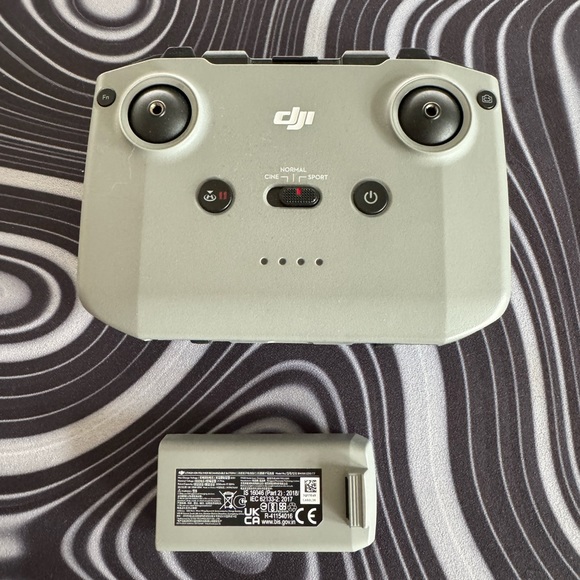 DJI remote controller with cables, DJI mini 2 battery. - Picture 1 of 4